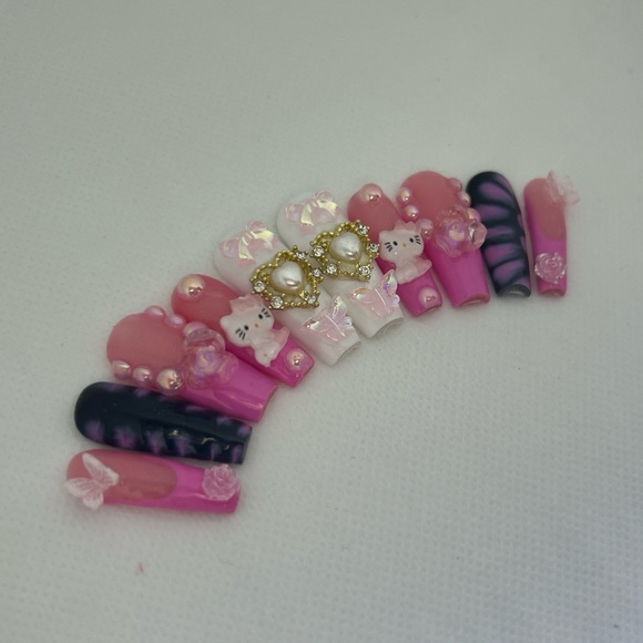 Hello Kitty Coffin - Picture 2 of 2